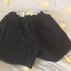 I am selling these black shorts .